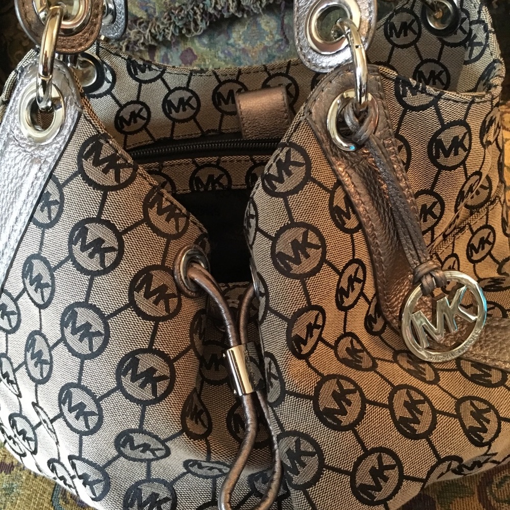 Rare MK grey/silver purse ππ - Picture 2 of 8